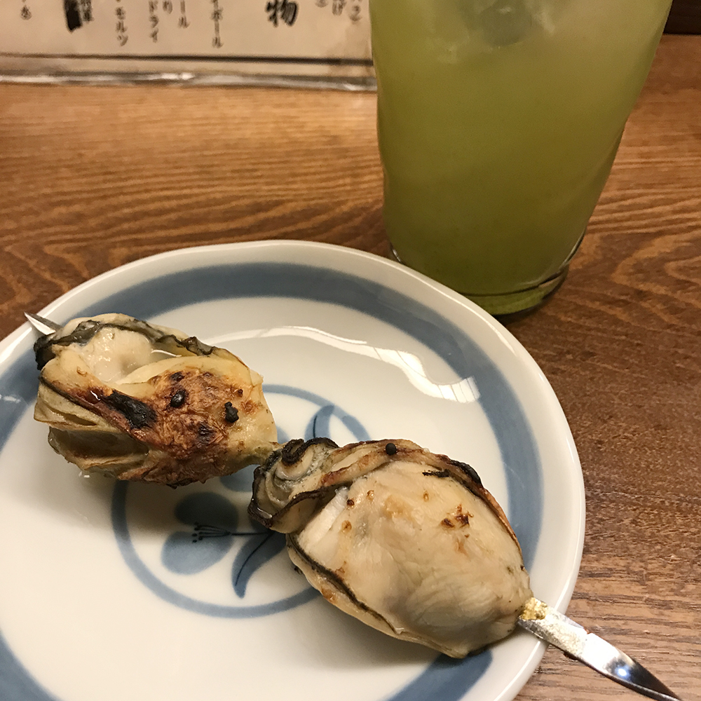 静岡おでん小林の焼牡蠣串と緑茶割