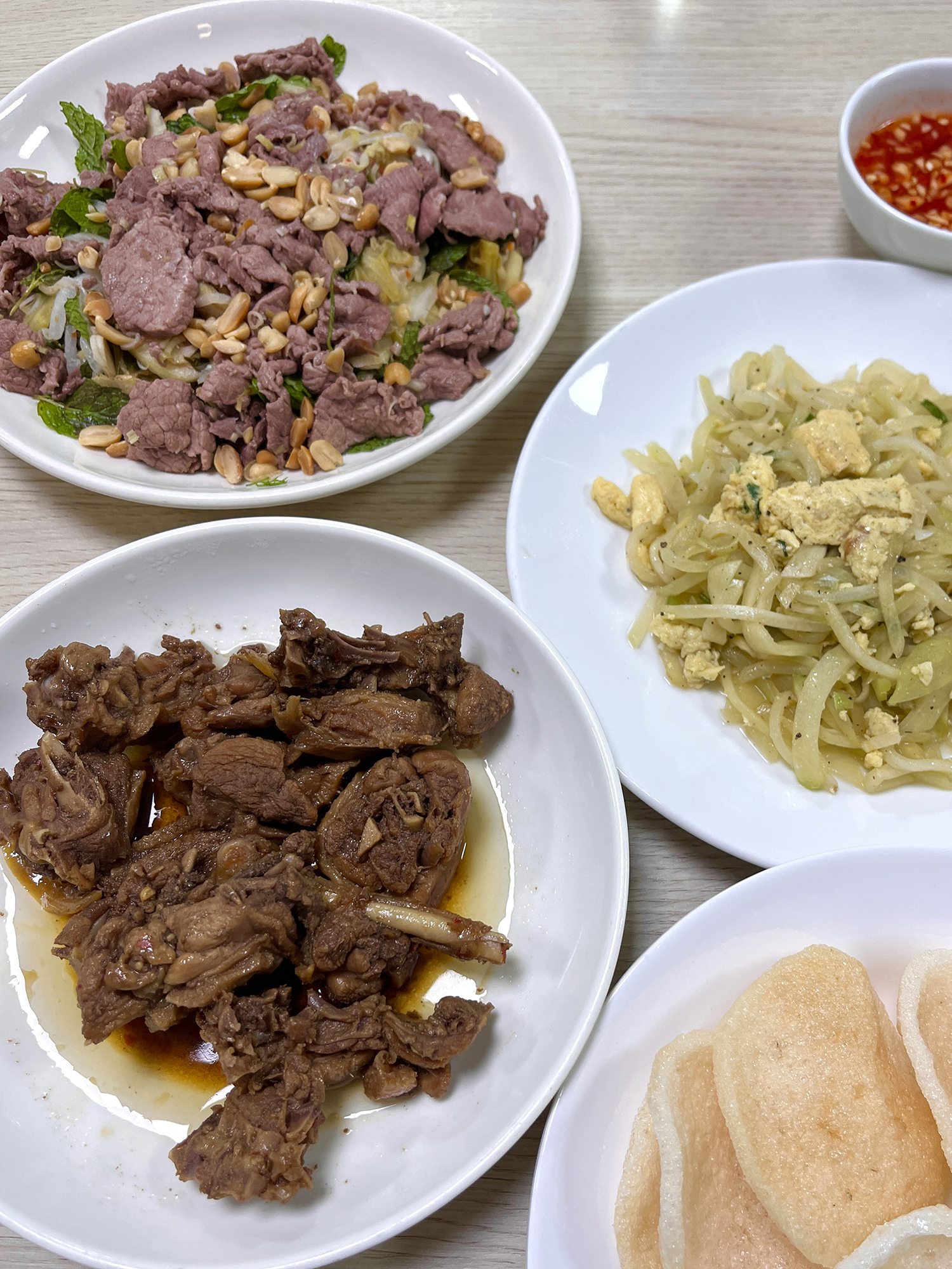 ベトナム・ホーチミンの工場のランチ